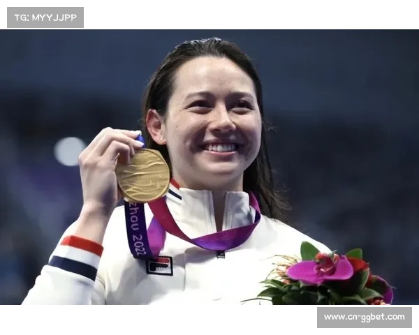 香港何诗蓓短自由泳冲金，内地选手杨浚瑄吴卿风正面迎战